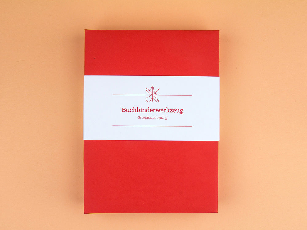 Buchbinde Werkzeug-Kit, Starter Set, Vorderseite, geschlossene Schachtel mit Banderole